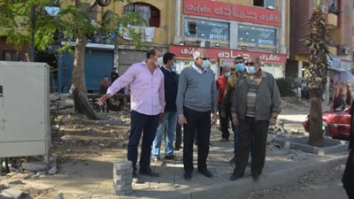 شاهد.. محافظ الجيزة يتابع إزالة الزرائب والحواجز الحديدية بحي جنوب