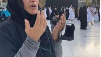 بركاتك يا نجمة.. ليلي علوى تنشر صور من أمام الكعبة المشرفة وهى تؤدى مناسك العمرة