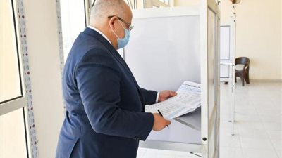 بالصور .. رئيس جامعة القاهرة يدلي بصوته فى انتخابات الشيوخ