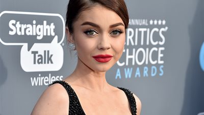 بعد تأجيل حفلها بسبب كورونا.. سارة هايلاند ترتدى طرحة الزفاف