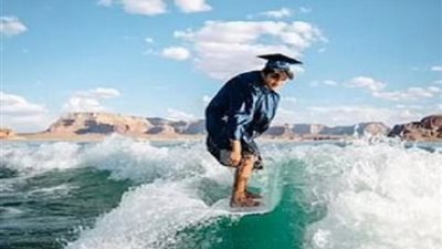 آخر تقاليع كورونا.. طالب يحتفل بتخرجه على لوح التزلج