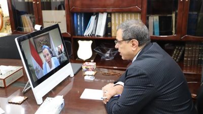 منها بوليصة بـ 250 ألف جنيه..وزيرا القوي العاملة والبيئة يزفان أخبار سارة لعمال النظافة