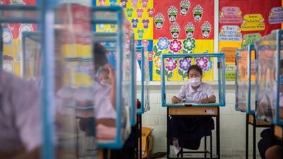 التعليم في زمن الكورونا داخل صناديق البلاستيك بالمدارس.. اعرف القصة كاملة