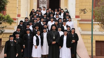 بالصور.. الأنبا باخوم يحتفل بذكرى تأسيس رهبنة القبطيات بمصر الجديدة