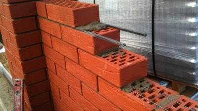 كل ما تريد معرفته عن توليد وتخزين الكهرباء من «الطوب الأحمر».. إليك التفاصيل