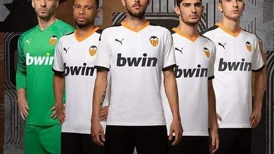 صدق أو لا تصدق.. فالنسيا الإسباني يعرض جميع لاعبيه للبيع