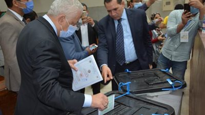 «شوقي» يدلي بصوته في انتخابات مجلس الشيوخ