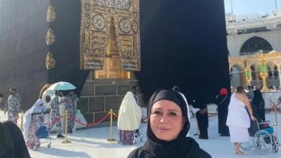 بالصور.. إلهام شاهين تؤدى مناسك العمرة