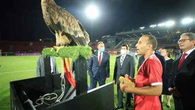 نسر الأهلي يحلق في سماء استاد النادي