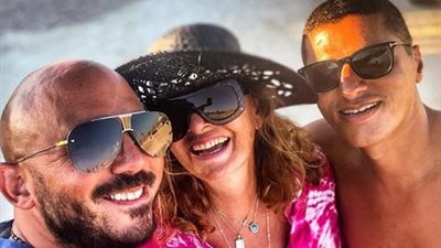 محمود العسيلي ينشر صورة بصحبة يسرا ويعلق: أحلى واحدة في الدنيا