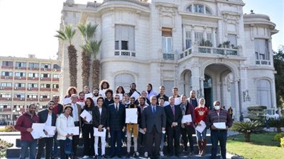 رئيس جامعة عين شمس يكرم طلاب العروض المسرحية الحاصلة على جوائز عالمية