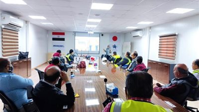 صور.. ندوة للسلامة والصحة المهنية بموقع مطار برج العرب الجديد