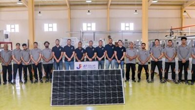 بالصور .. خريجي الجامعة الألمانية بالقاهرة يؤسسون مصنعاً لإنتاج ألواح الطاقة الشمسية
