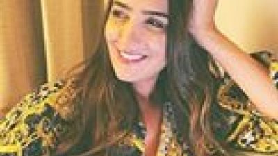 شاهد.. مي عمر ترتدي قميص زوجها والآخير: بحبك