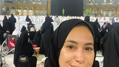 هند صبرى تشارك جمهورها وهى تؤدى مناسك العمرة