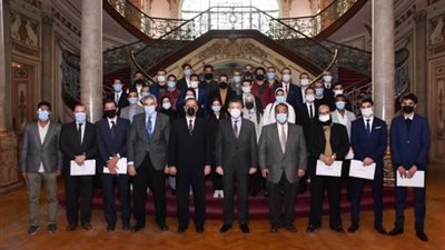 بالصور .. رئيس جامعة عين شمس يكرم طلاب كلية الهندسة المتميزين