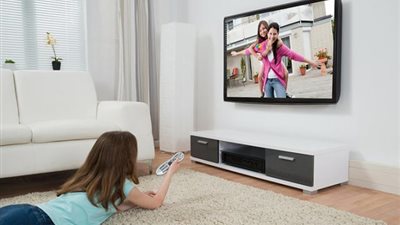 هل التليفزيون يصيب الطفل بقصر النظر؟.. إليك الإجابة