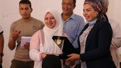 سحر عبد الحق تدعم فريق الكرة النسائية بنادي الزهور