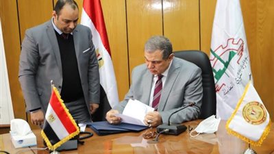 وزير القوى العاملة يصرف وثائق تأمين لأسر متوفين ومصابين بالعمالة غير المنتظمة.. اعرف قصتهم