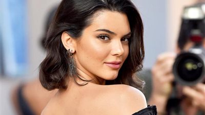 كيندال جينر تبهر جمهورها بفستان أسود ضيق