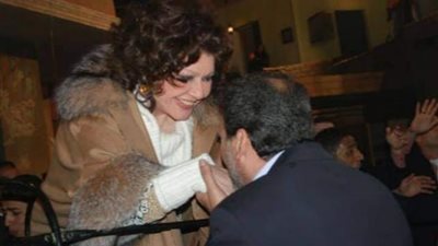 بسبب فيلم ”كلمني شكراً”.. خالد يوسف يقبل يد جميلة السينما شويكار