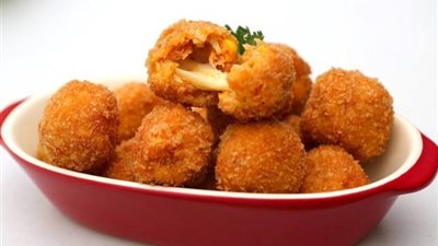 «زي المطاعم».. كيفية إعداد كرات البطاطس بالجبنة