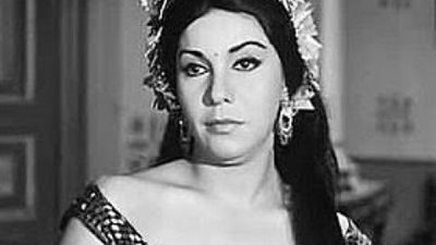 أم كلثوم أطلقت عليها ”أيقونة الرقص ” ..و هزت وسطها  بالمصحف و خربت بيت محمود المليجى ..وكفرت عن ذنوبها ببناء مسجد  . قصة الراقصة نعمت مختار  بطلة أشهر فيلم ”جنسى ” فى تاريخ السينما