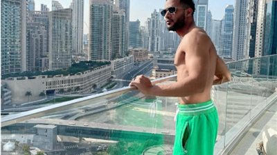 محمد رمضان يستعرض جسده عاريًا من دبى ويعلق:  أنا الحاضر