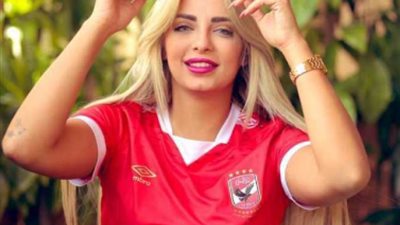 بعد إثارتها الجدل بفيديو راقص .. مى حلمى تهاجم أحد  متابعيها: خليكي في حالك