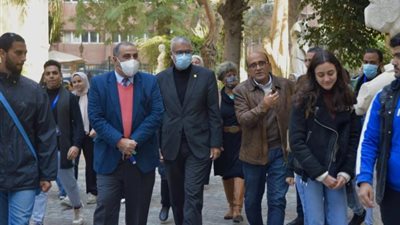 بالصور .. جولة لرئيس جامعة حلوان فى كلية الفنون الجميلة بالزمالك