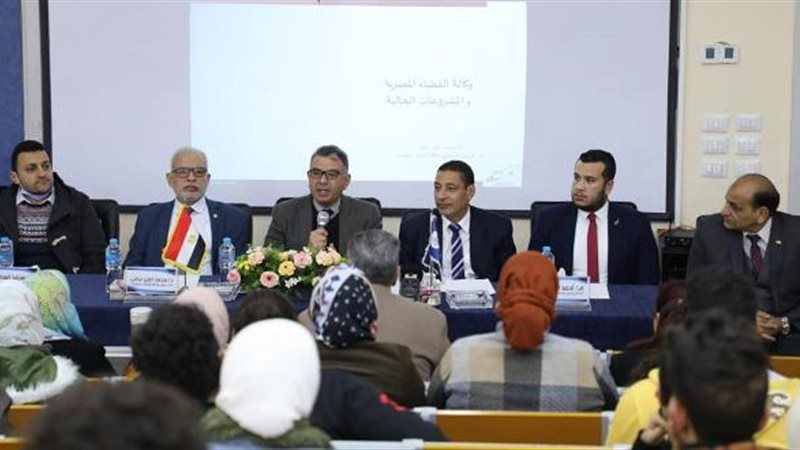 جانب من الندوة