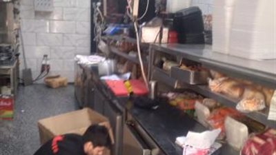 مشاهد صادمة.. «الجيزة» تضبط 450كجم شاورما لحوم ودواجن فاسدة بمحل سوري شهير