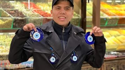 عمر كمال فى ورطة بسبب خرزة زرقاء.. اعرف الحكاية