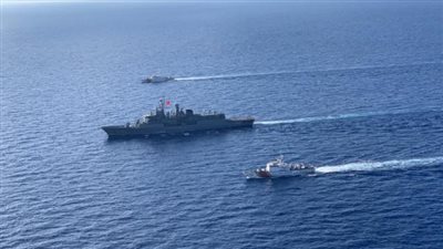 عاجل.. الاستفزاز التركي مستمر..أردوغان يدفع بسفينة وفرقاطة في المتوسط..صور