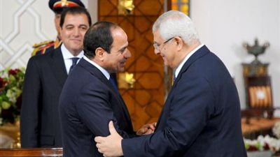 الرئيس السيسي يهدي المستشار عدلي منصور درع وزارة النقل