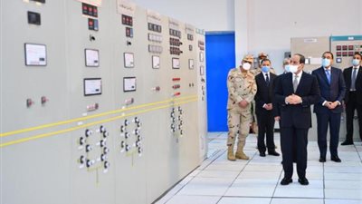 بالصور.. الرئيس السيسي يتفقد مجمع بنبان للطاقة الشمسية بمحافظة اسوان