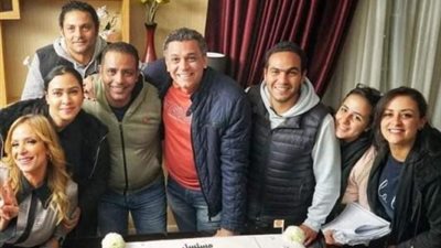 صناع حدوتة ”بنات السباعى” من مسلسل ”حد فاصل” يحتفلون بانتهاء التصوير