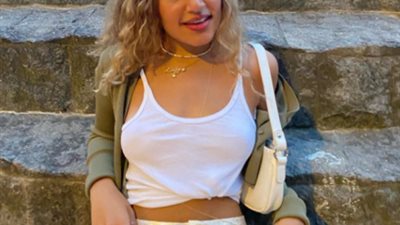 شاهد.. كنزي نجلة عمرو دياب تشعل ”انستجرام” بفستان أحمر