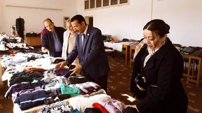 بالصور .. كلية التربية بحلوان تنظم السوق الخيري للملابس