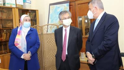 رئيس جامعة عين شمس يستقبل السفير الياباني بكلية الألسن .. صور