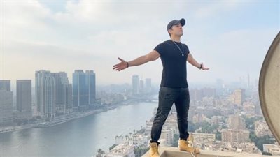 بالفيديو.. رامز أمير يمارس رياضة الباركور من الدور الـ 36
