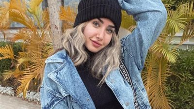 هنا الزاهد تستعرض جمالها بإطلالة كاجوال