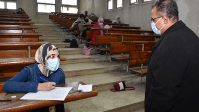 بالصور .. نائب رئيس جامعة عين شمس يتفقد لجان الامتحانات بكلية البنات