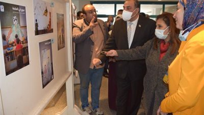 بالصور .. رئيس جامعة حلوان يفتتح معرض « قول لا للفساد»