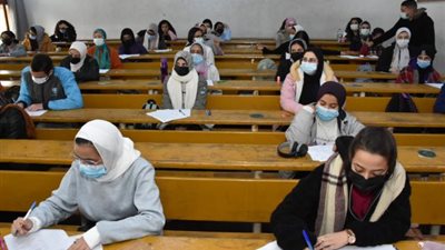 نائب رئيس جامعة عين شمس يتفقد امتحانات الفصل الدراسي الأول بكلية الآداب