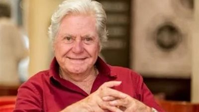 حسين فهمى يدخل بروفات مسرحيته الجديدة ”يا ناس الموضوع حساس”