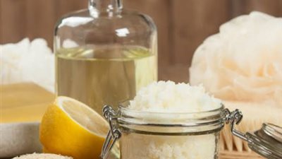 سكراب السكر والليمون.. الحل المثالي لبشرة خالية من الشوائب