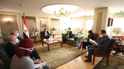 بالصور .. وزير التعليم العالي يبحث التعاون العلمي والتكنولوجي مع سفير كوريا الجنوبية