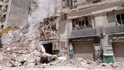 الحماية المدنية تستخرج جثة شخص من أسفل أنقاض عقار شارع قصر النيل المنهار