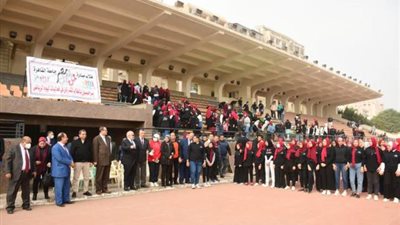 800 طالب يشاركون في اليوم الرياضي بجامعة القاهرة .. فيديو وصور